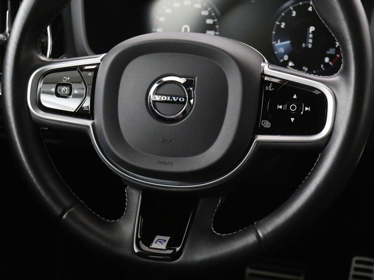 Volvo V60 2.0 T4 R-Design | Panoramadak | Stoelverwarming | Head-Up | Camera | Carplay | Half leder | Adaptive cruise | Navigatie | Memory | Full LED