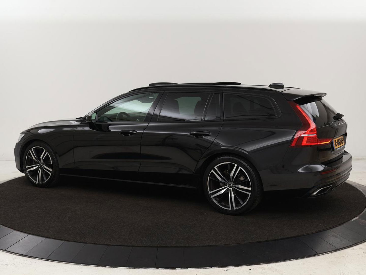 Volvo V60 2.0 T4 R-Design | Panoramadak | Stoelverwarming | Head-Up | Camera | Carplay | Half leder | Adaptive cruise | Navigatie | Memory | Full LED