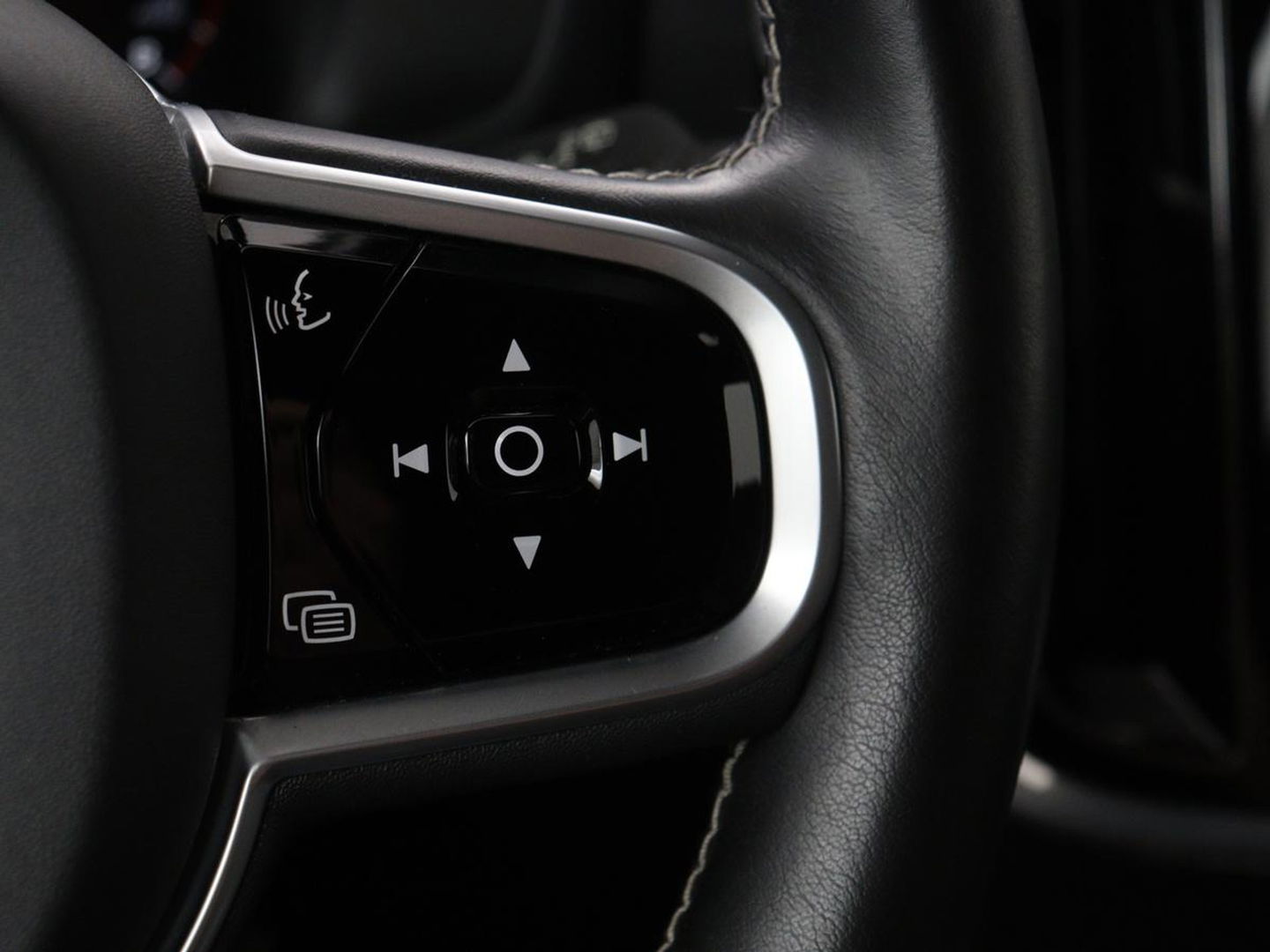 Volvo V60 2.0 T4 R-Design | Panoramadak | Stoelverwarming | Head-Up | Camera | Carplay | Half leder | Adaptive cruise | Navigatie | Memory | Full LED