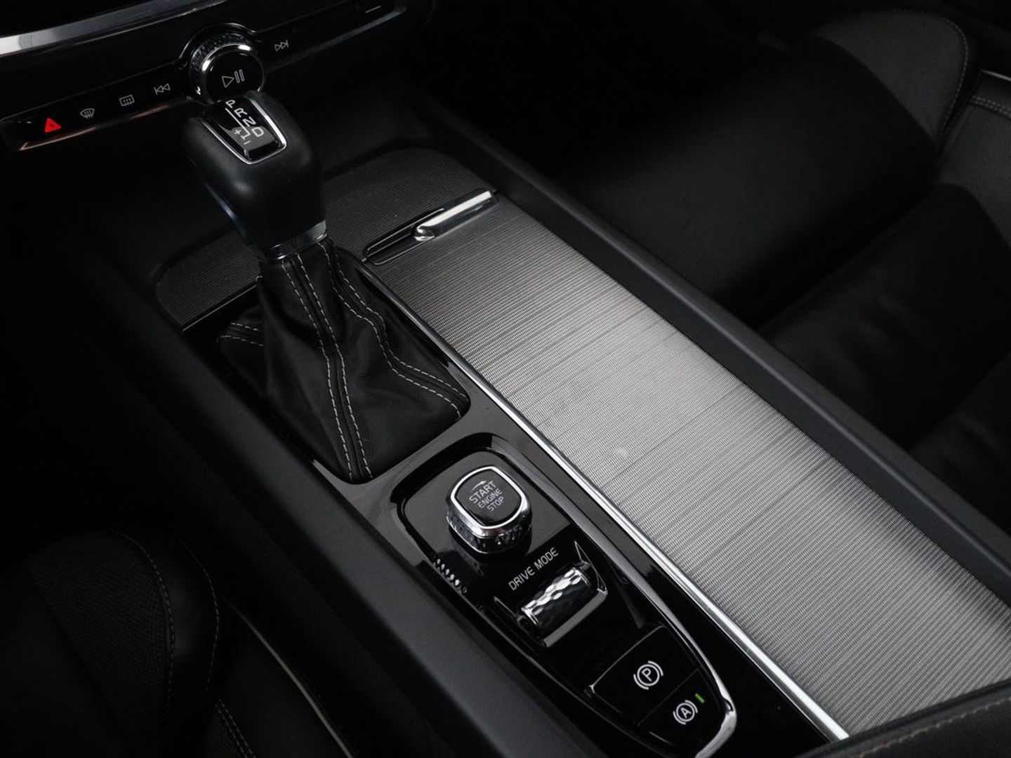 Volvo V60 2.0 T4 R-Design | Panoramadak | Stoelverwarming | Head-Up | Camera | Carplay | Half leder | Adaptive cruise | Navigatie | Memory | Full LED