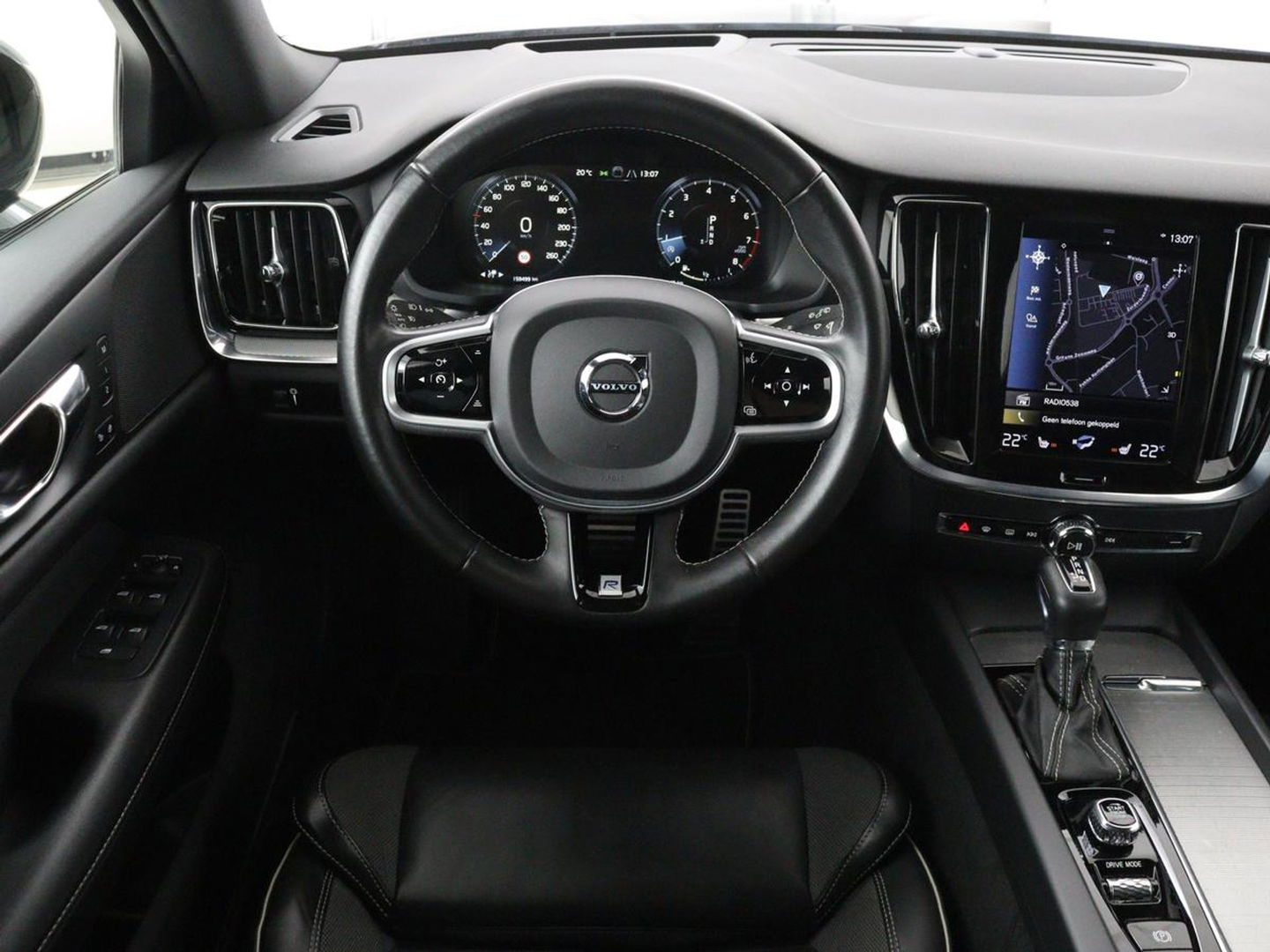 Volvo V60 2.0 T4 R-Design | Panoramadak | Stoelverwarming | Head-Up | Camera | Carplay | Half leder | Adaptive cruise | Navigatie | Memory | Full LED