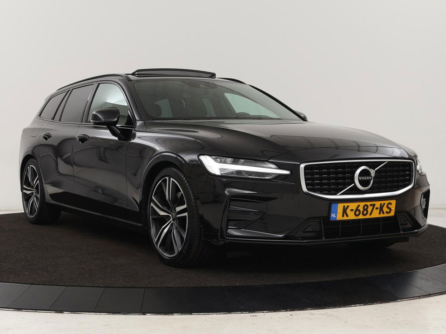 Volvo V60 2.0 T4 R-Design | Panoramadak | Stoelverwarming | Head-Up | Camera | Carplay | Half leder | Adaptive cruise | Navigatie | Memory | Full LED