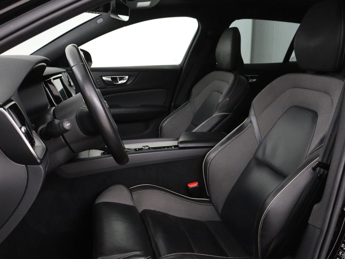 Volvo V60 2.0 T4 R-Design | Panoramadak | Stoelverwarming | Head-Up | Camera | Carplay | Half leder | Adaptive cruise | Navigatie | Memory | Full LED
