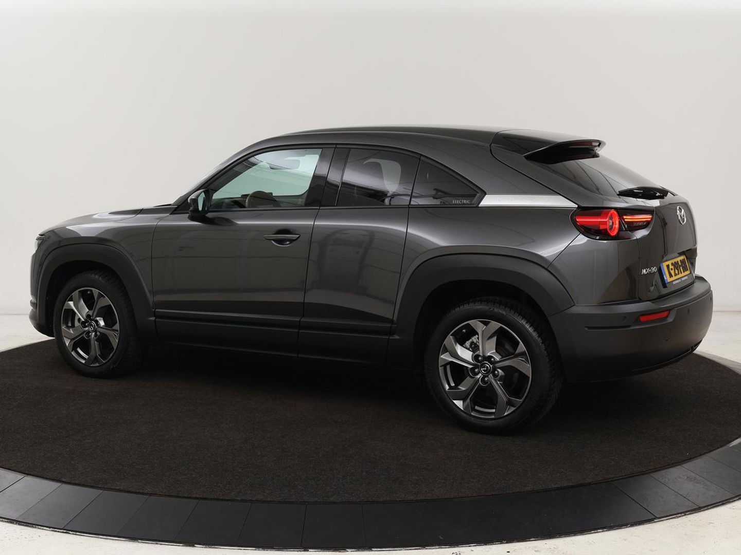 Mazda MX-30 e-SkyActiv 145 First Edition 36 kWh | Stoelverwarming | Head-Up | Camera | Carplay | Adaptive cruise | Memory | Full LED