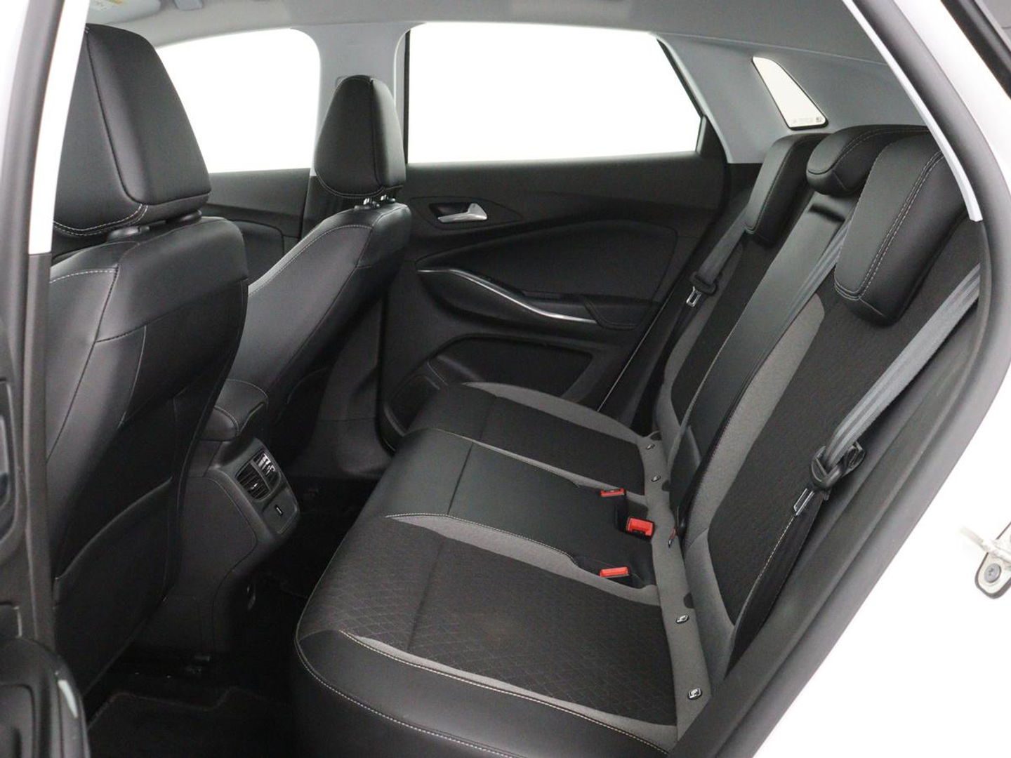Opel Grandland X 1.6 Turbo Hybrid Elegance | Trekhaak | Stoelverwarming | Camera | Carplay | Climate control | Keyless | Navigatie | Full LED | PHEV