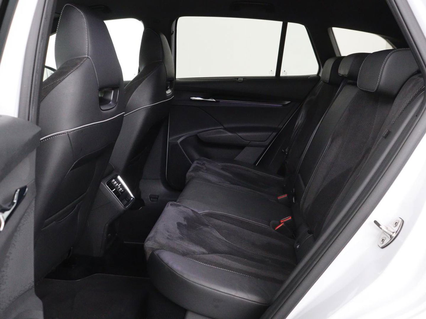 Škoda Enyaq iV 80 Sportline | Stoelverwarming | Adaptive cruise | Trekhaak | Camera | Matrix LED | Carplay | Leder/Alcantara | Keyless | Stuurverwarming