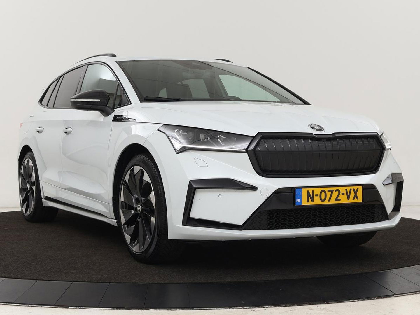 Škoda Enyaq iV 80 Sportline | Stoelverwarming | Adaptive cruise | Trekhaak | Camera | Matrix LED | Carplay | Leder/Alcantara | Keyless | Stuurverwarming