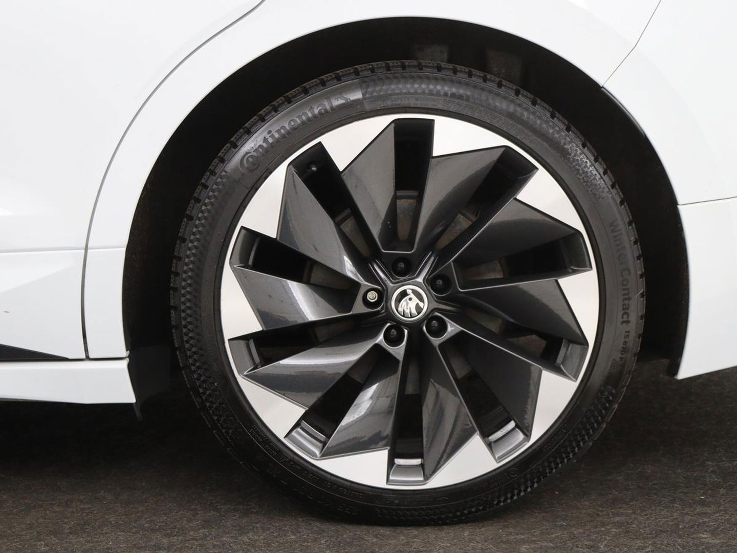 Škoda Enyaq iV 80 Sportline | Stoelverwarming | Adaptive cruise | Trekhaak | Camera | Matrix LED | Carplay | Leder/Alcantara | Keyless | Stuurverwarming