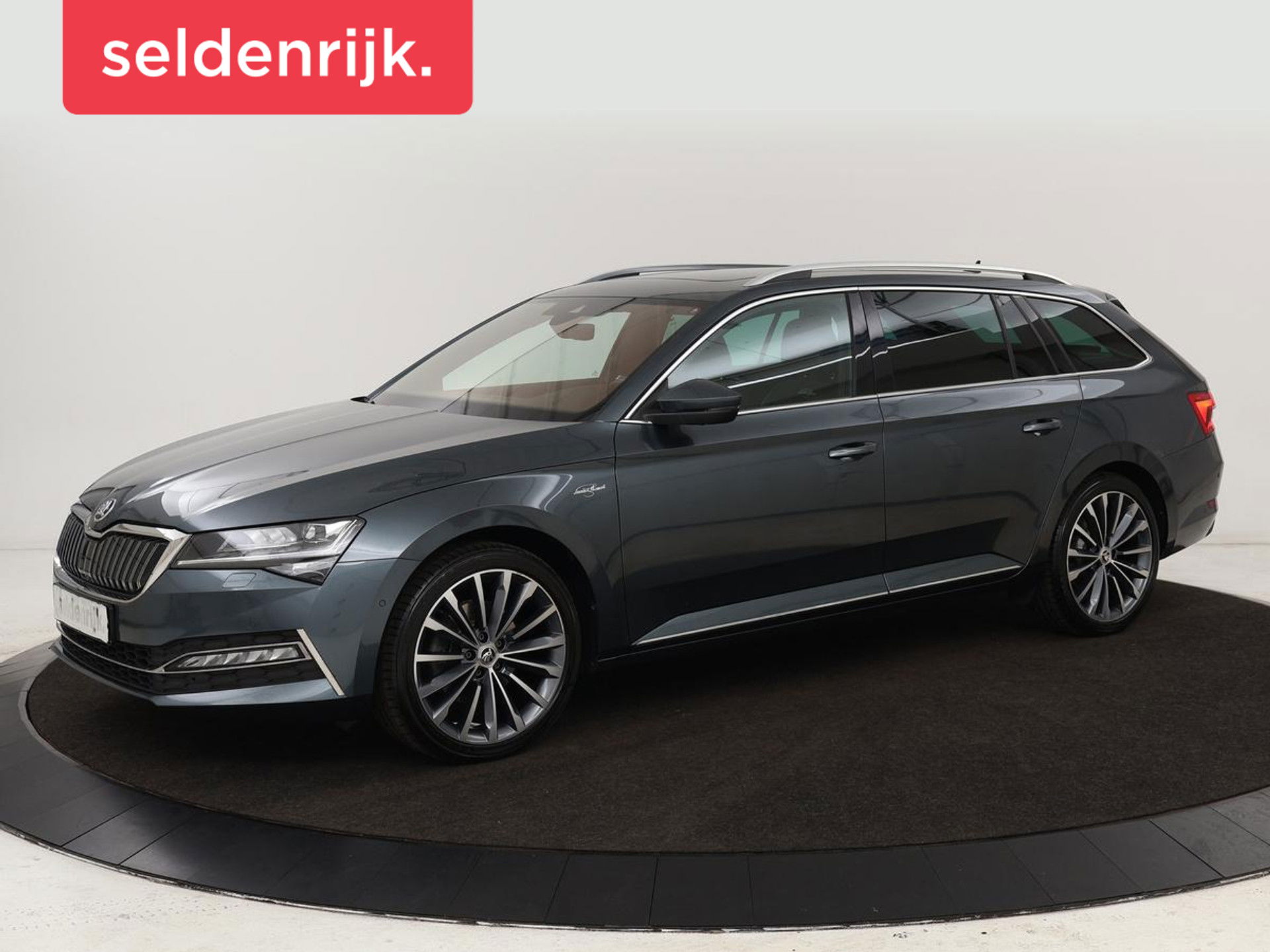 Škoda Superb 1.4 TSI iV Laurin & Klement | Panoramadak | Stoelventilatie | Leder | 360 camera | Trekhaak | Massage | Adaptive cruise | Canton Sound | Virtual Cockpit | Carplay | 19'' lichtmetalen velgen | PHEV