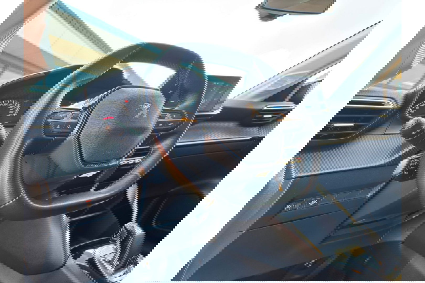 Peugeot 208 1.2 PURETECH ACTIVE AUTOMAAT AIRCO NAVI PDC CRUISE.