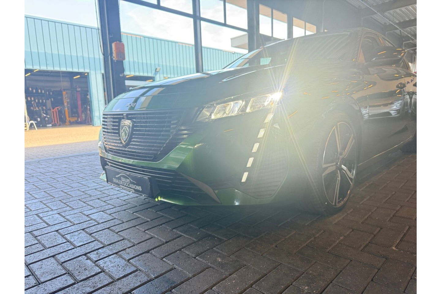 Peugeot 308 1.2 ACTIVE OLIVE BUSINESS AUTOMAAT AIRCO NAVI PDC.