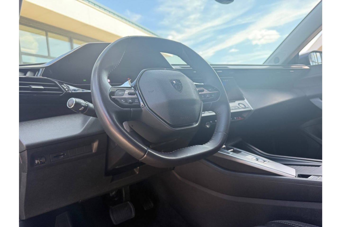 Peugeot 308 1.2 ACTIVE OLIVE BUSINESS AUTOMAAT AIRCO NAVI PDC.