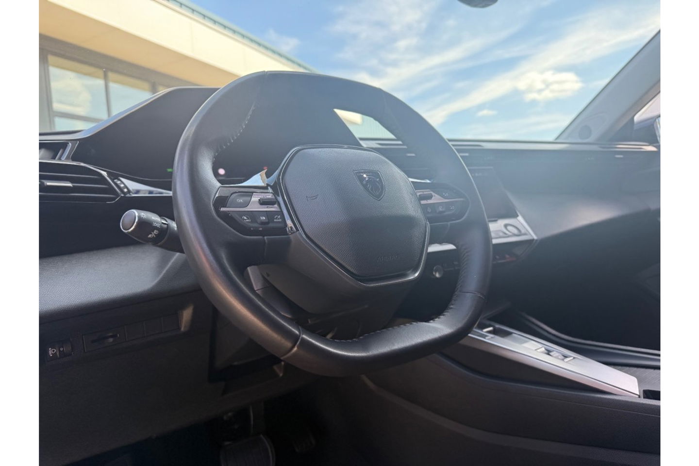 Peugeot 308 1.2 ACTIVE OLIVE BUSINESS AUTOMAAT AIRCO NAVI PDC.