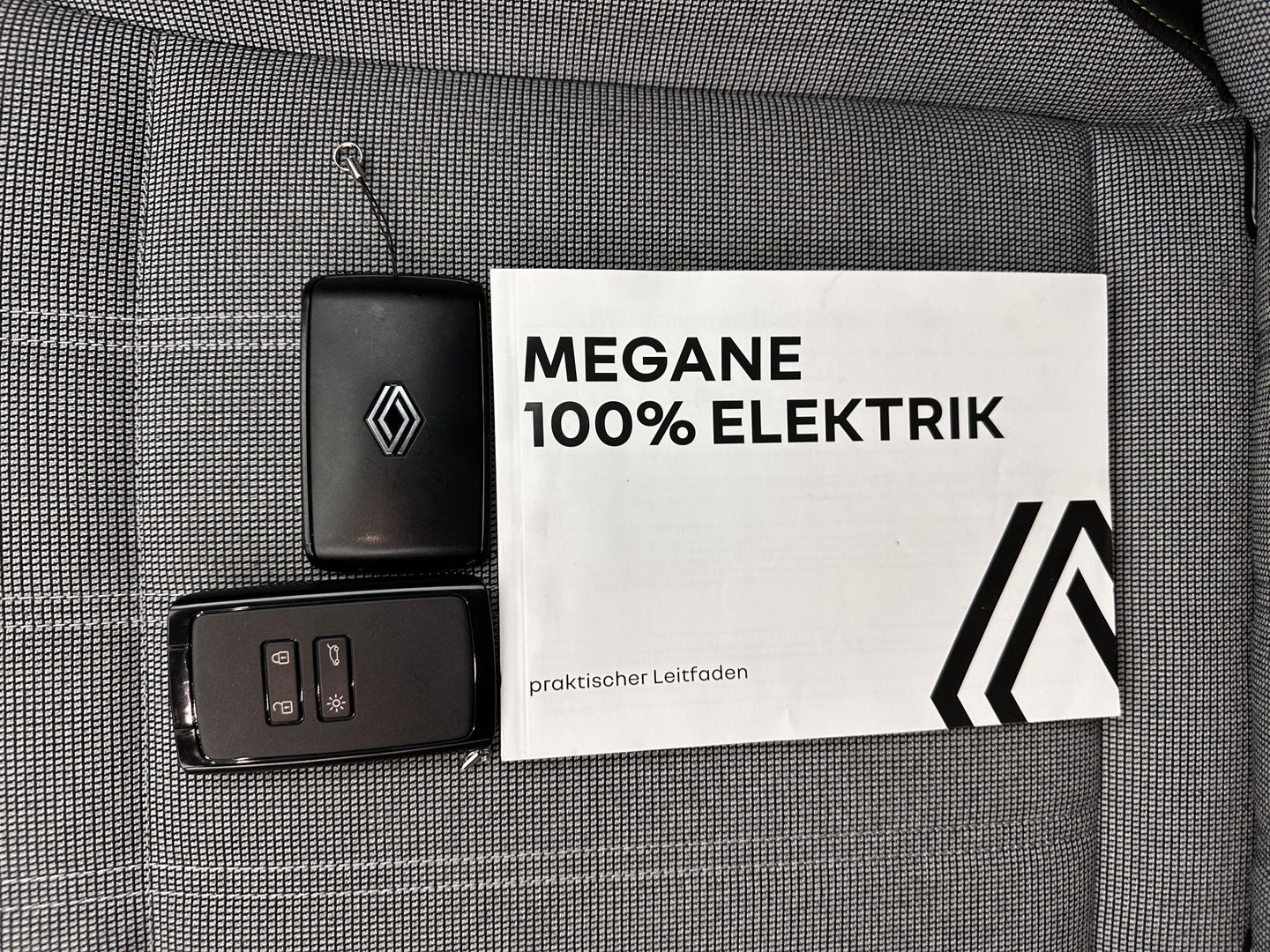 Renault Mégane E-Tech EV60 Optimum Charge Techno [ 3-Fase ] *HEAT-PUMP | LEATHER-MICROFIBRE | FULL-LED | ADAPTIVE-CRUISE | LANE-ASSIST | TOPVIEW | KEYLESS | HEATED-COMFORTSEATS | DAB+ | CAMERA | CARPLAY | TOWBAR | NAVI-FULLMAP | DIGI-COCKPIT | 20"ALU*