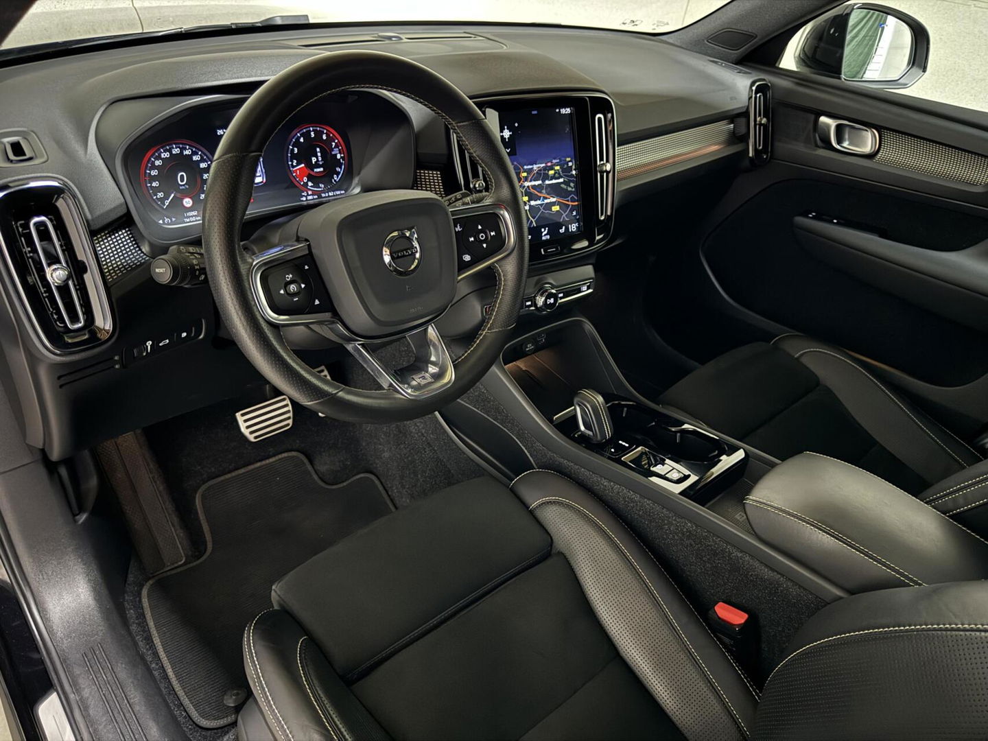 Volvo XC40 1.5 T5 Recharge R-Design Pano Camera 21'' Trekh.