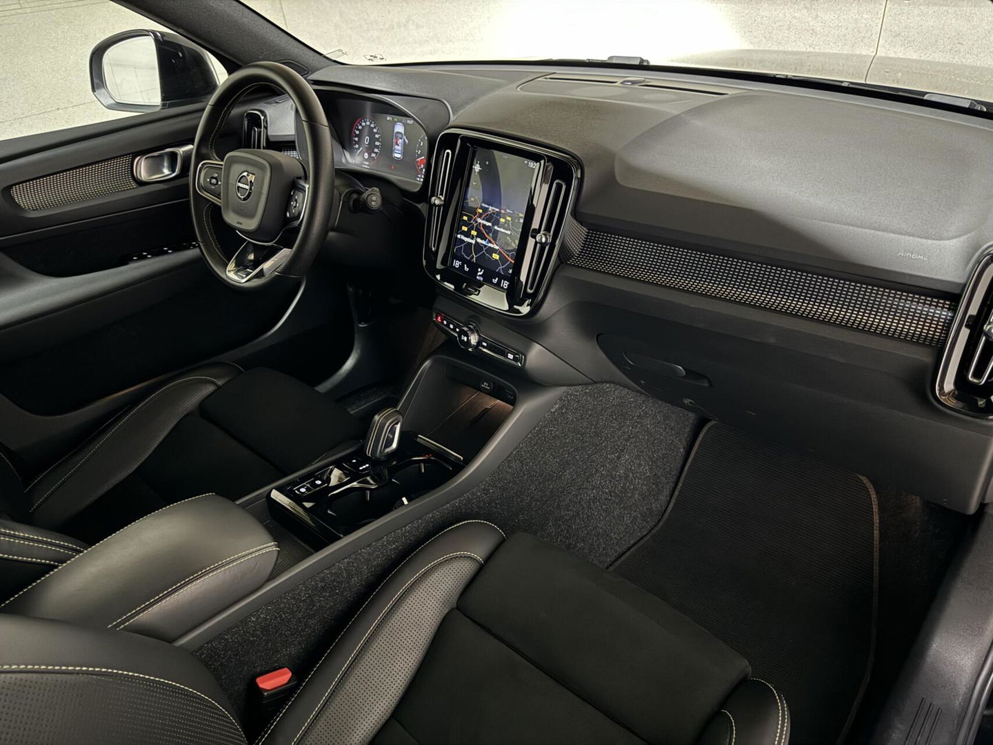 Volvo XC40 1.5 T5 Recharge R-Design Pano Camera 21'' Trekh.