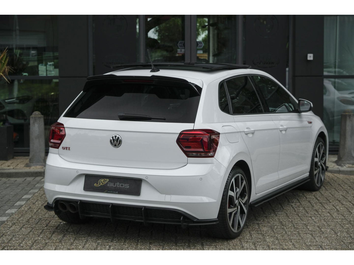 Volkswagen Polo 2.0 TSI GTI 200pk DSG Panoramadak Virtual cockpit Full led Maxton bodykit 18" LMV