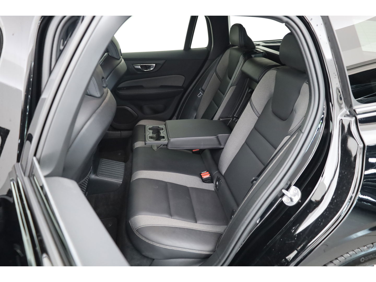Volvo V60 2.0 T6 Recharge AWD R-Design | Long Range | Stoel- & Stuurverw. | Apple Carplay | Sportstoelen |