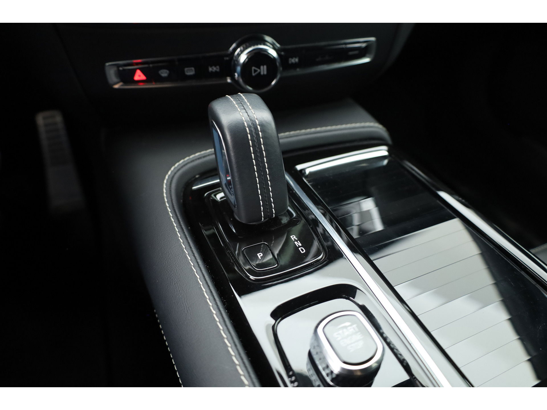Volvo V60 2.0 T6 Recharge AWD R-Design | Long Range | Stoel- & Stuurverw. | Apple Carplay | Sportstoelen |
