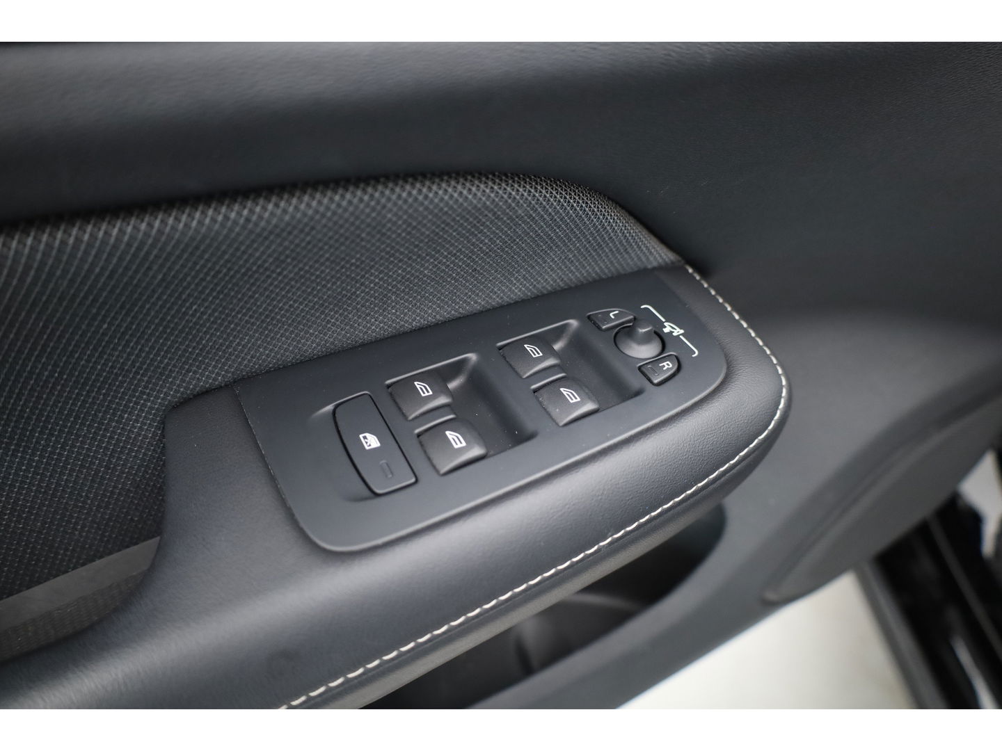 Volvo V60 2.0 T6 Recharge AWD R-Design | Long Range | Stoel- & Stuurverw. | Apple Carplay | Sportstoelen |