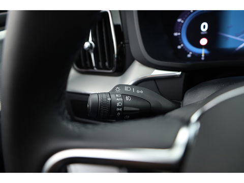 Volvo XC60 2.0 T8 Plug-in hybrid AWD Ultimate Black Edition | Luchtvering | Elek. Trekhaak | HUD | B&W |