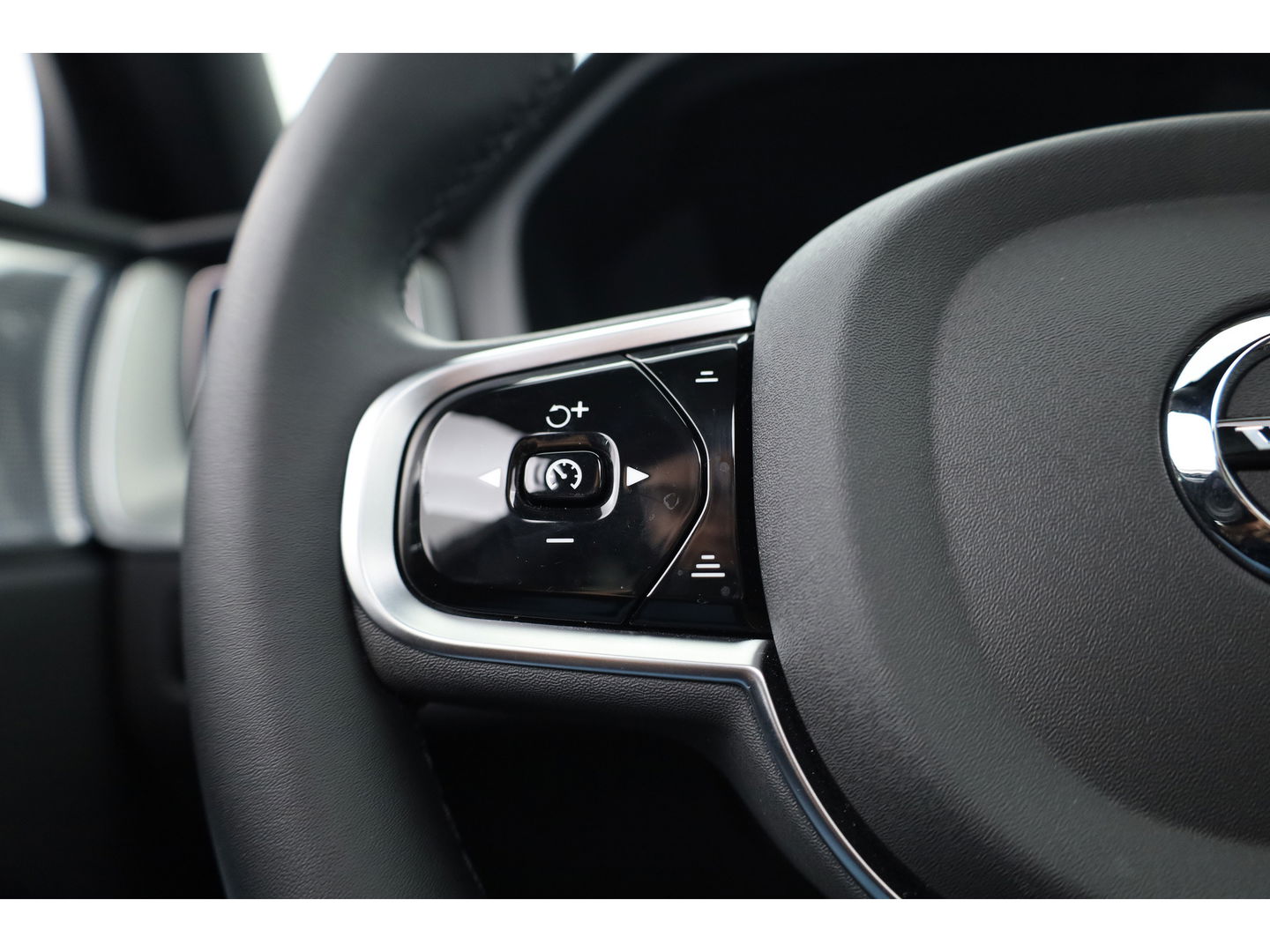 Volvo XC60 2.0 T8 Plug-in hybrid AWD Ultimate Black Edition | Luchtvering | Elek. Trekhaak | HUD | B&W |