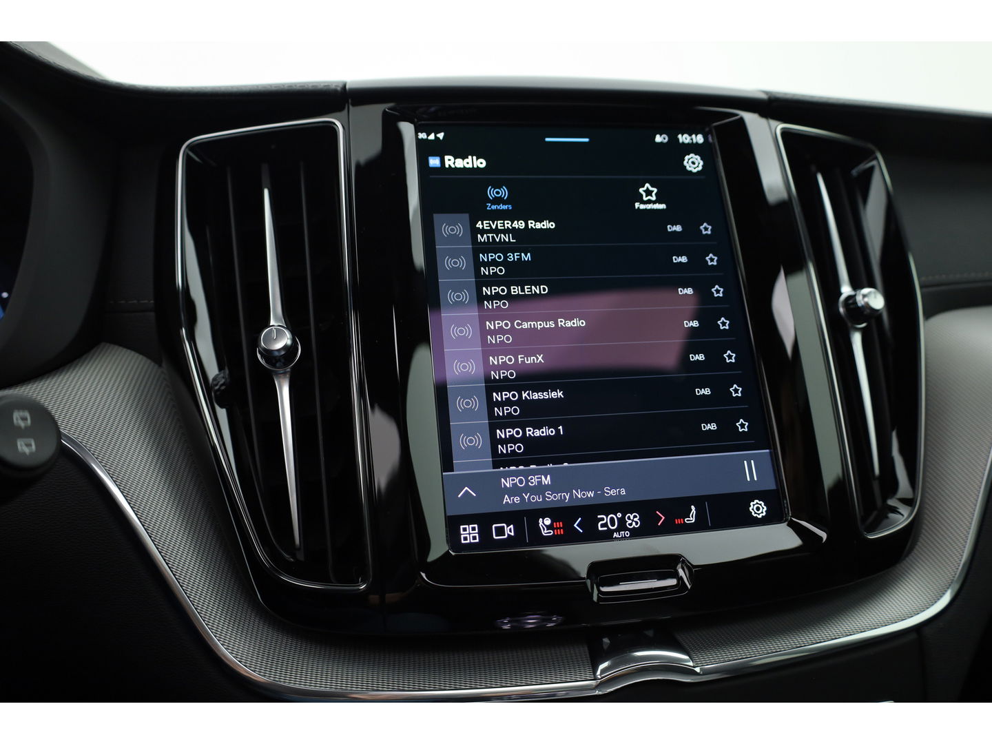 Volvo XC60 2.0 T8 Plug-in hybrid AWD Ultimate Black Edition | Luchtvering | Elek. Trekhaak | HUD | B&W |