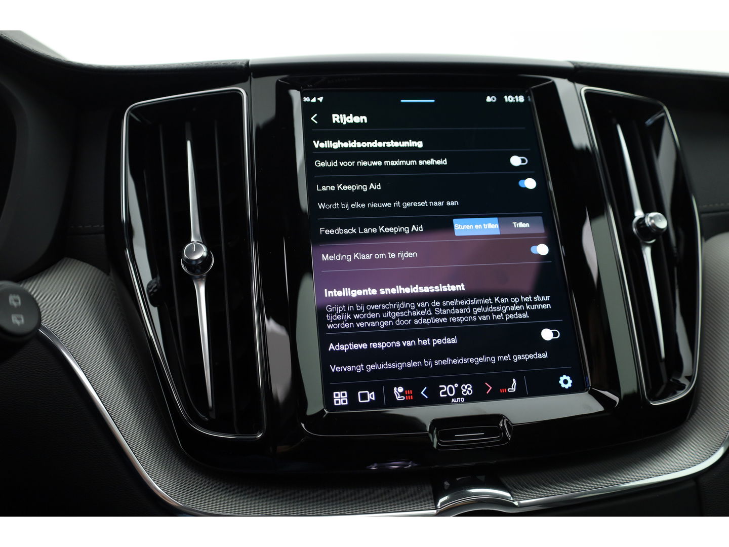 Volvo XC60 2.0 T8 Plug-in hybrid AWD Ultimate Black Edition | Luchtvering | Elek. Trekhaak | HUD | B&W |