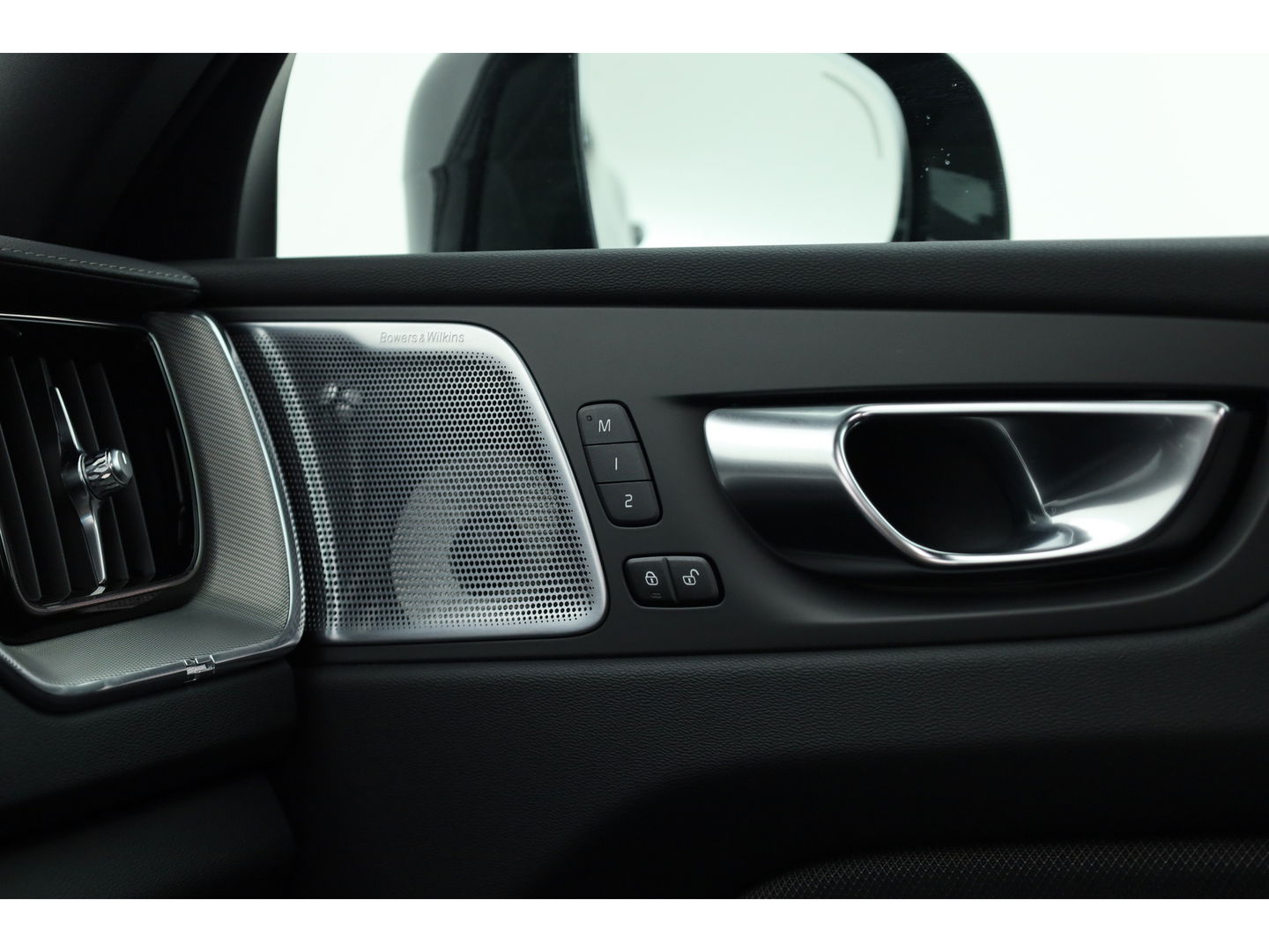 Volvo XC60 2.0 T8 Plug-in hybrid AWD Ultimate Black Edition | Luchtvering | Elek. Trekhaak | HUD | B&W |