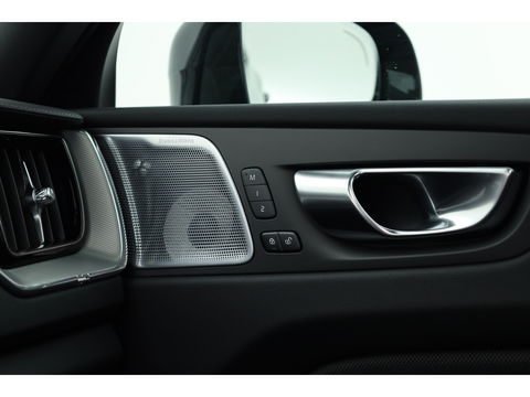 Volvo XC60 2.0 T8 Plug-in hybrid AWD Ultimate Black Edition | Luchtvering | Elek. Trekhaak | HUD | B&W |