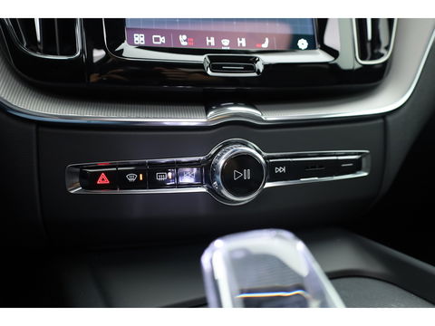 Volvo XC60 2.0 T8 Plug-in hybrid AWD Ultimate Black Edition | Luchtvering | Elek. Trekhaak | HUD | B&W |