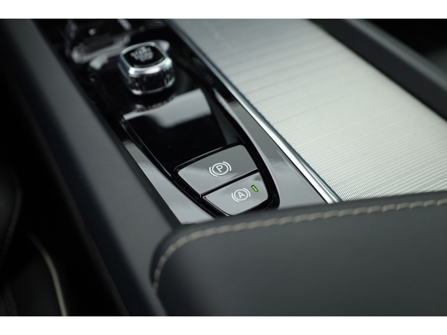 Volvo XC60 2.0 T8 Plug-in hybrid AWD Ultimate Black Edition | Luchtvering | Elek. Trekhaak | HUD | B&W |