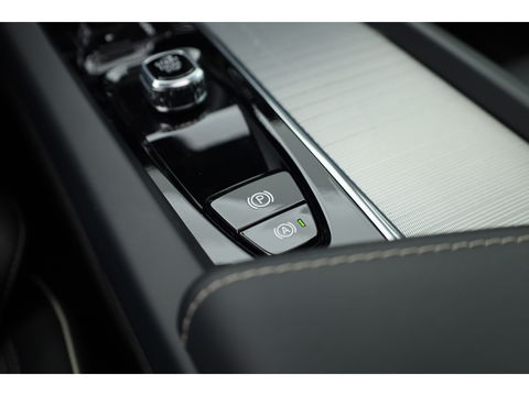 Volvo XC60 2.0 T8 Plug-in hybrid AWD Ultimate Black Edition | Luchtvering | Elek. Trekhaak | HUD | B&W |