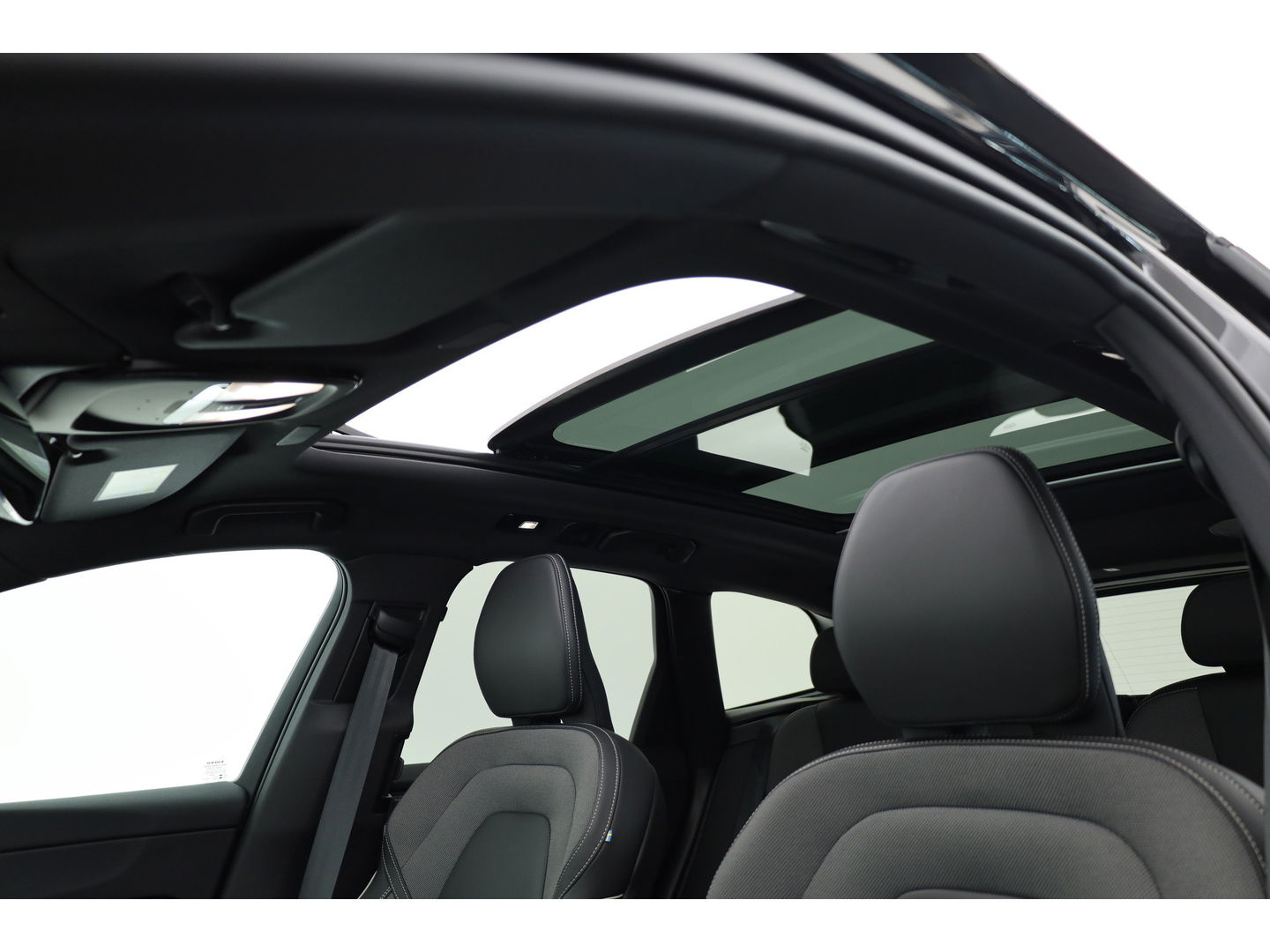Volvo XC60 2.0 T8 Plug-in hybrid AWD Ultimate Black Edition | Luchtvering | Elek. Trekhaak | HUD | B&W |