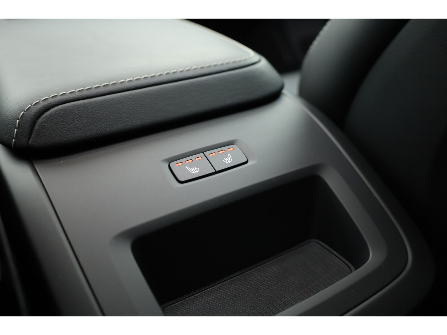 Volvo XC60 2.0 T8 Plug-in hybrid AWD Ultimate Black Edition | Luchtvering | Elek. Trekhaak | HUD | B&W |