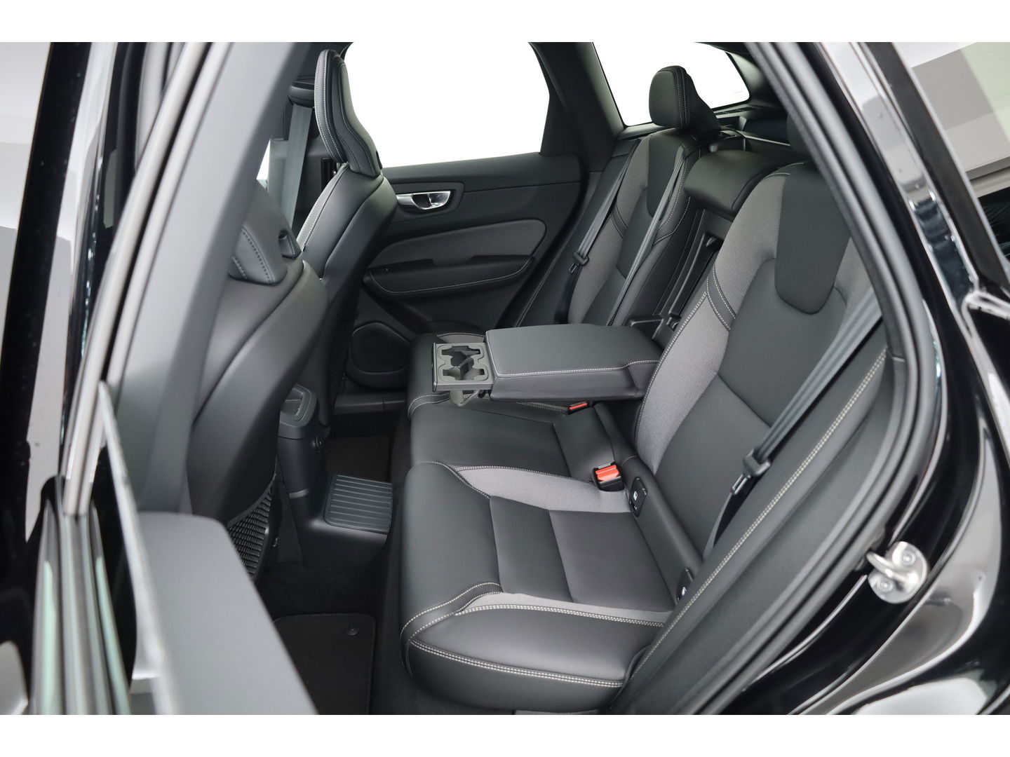 Volvo XC60 2.0 T8 Plug-in hybrid AWD Ultimate Black Edition | Luchtvering | Elek. Trekhaak | HUD | B&W |