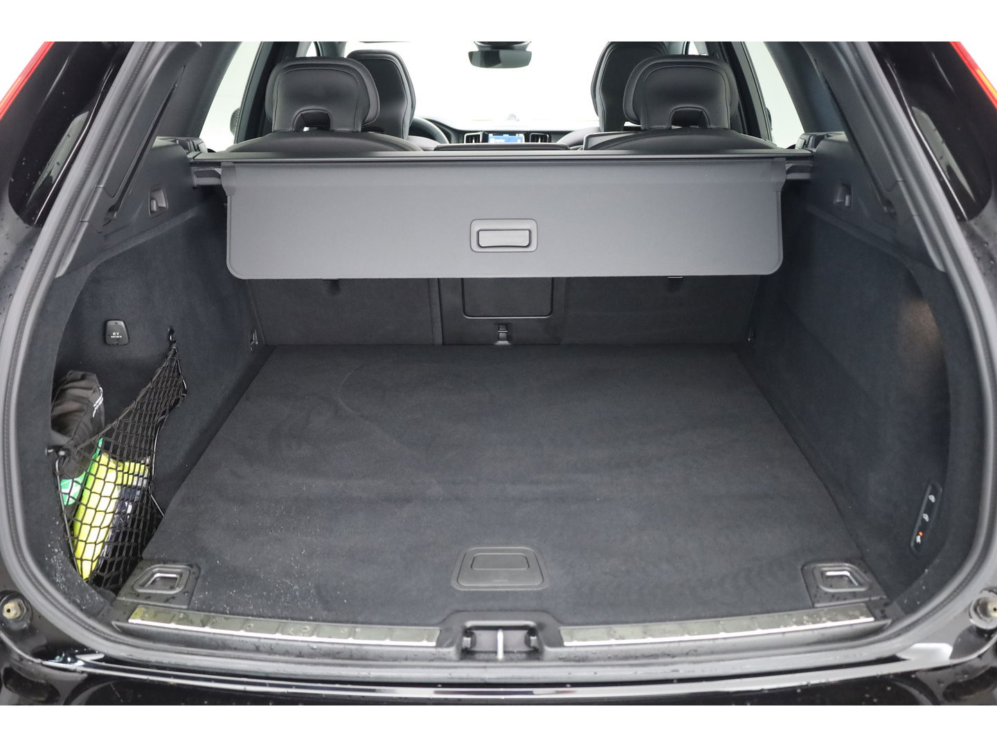 Volvo XC60 2.0 T8 Plug-in hybrid AWD Ultimate Black Edition | Luchtvering | Elek. Trekhaak | HUD | B&W |