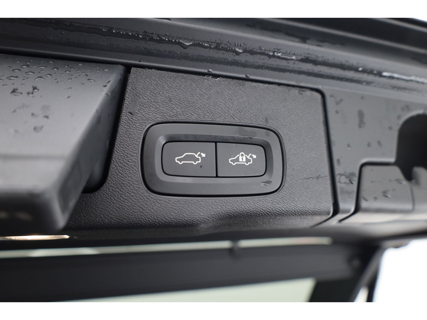 Volvo XC60 2.0 T8 Plug-in hybrid AWD Ultimate Black Edition | Luchtvering | Elek. Trekhaak | HUD | B&W |