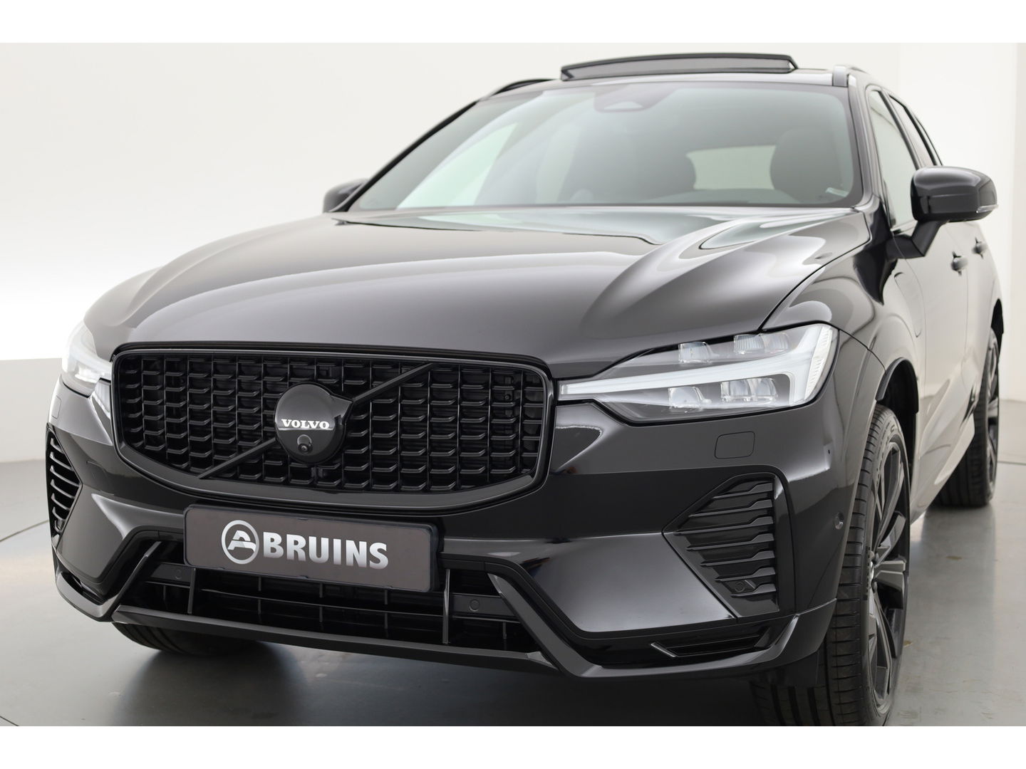Volvo XC60 2.0 T8 Plug-in hybrid AWD Ultimate Black Edition | Luchtvering | Elek. Trekhaak | HUD | B&W |