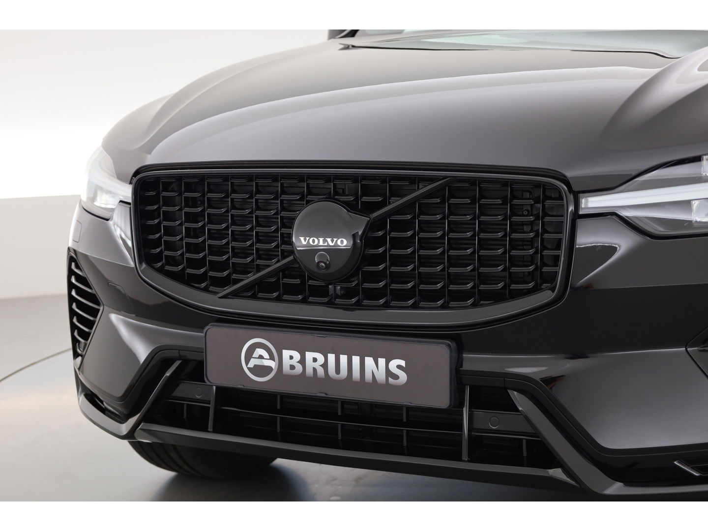 Volvo XC60 2.0 T8 Plug-in hybrid AWD Ultimate Black Edition | Luchtvering | Elek. Trekhaak | HUD | B&W |