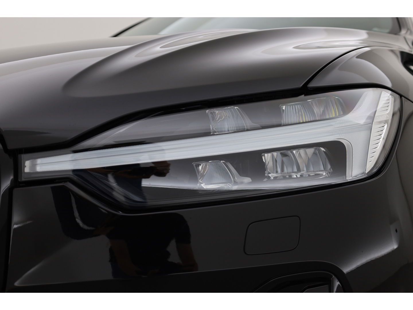 Volvo XC60 2.0 T8 Plug-in hybrid AWD Ultimate Black Edition | Luchtvering | Elek. Trekhaak | HUD | B&W |