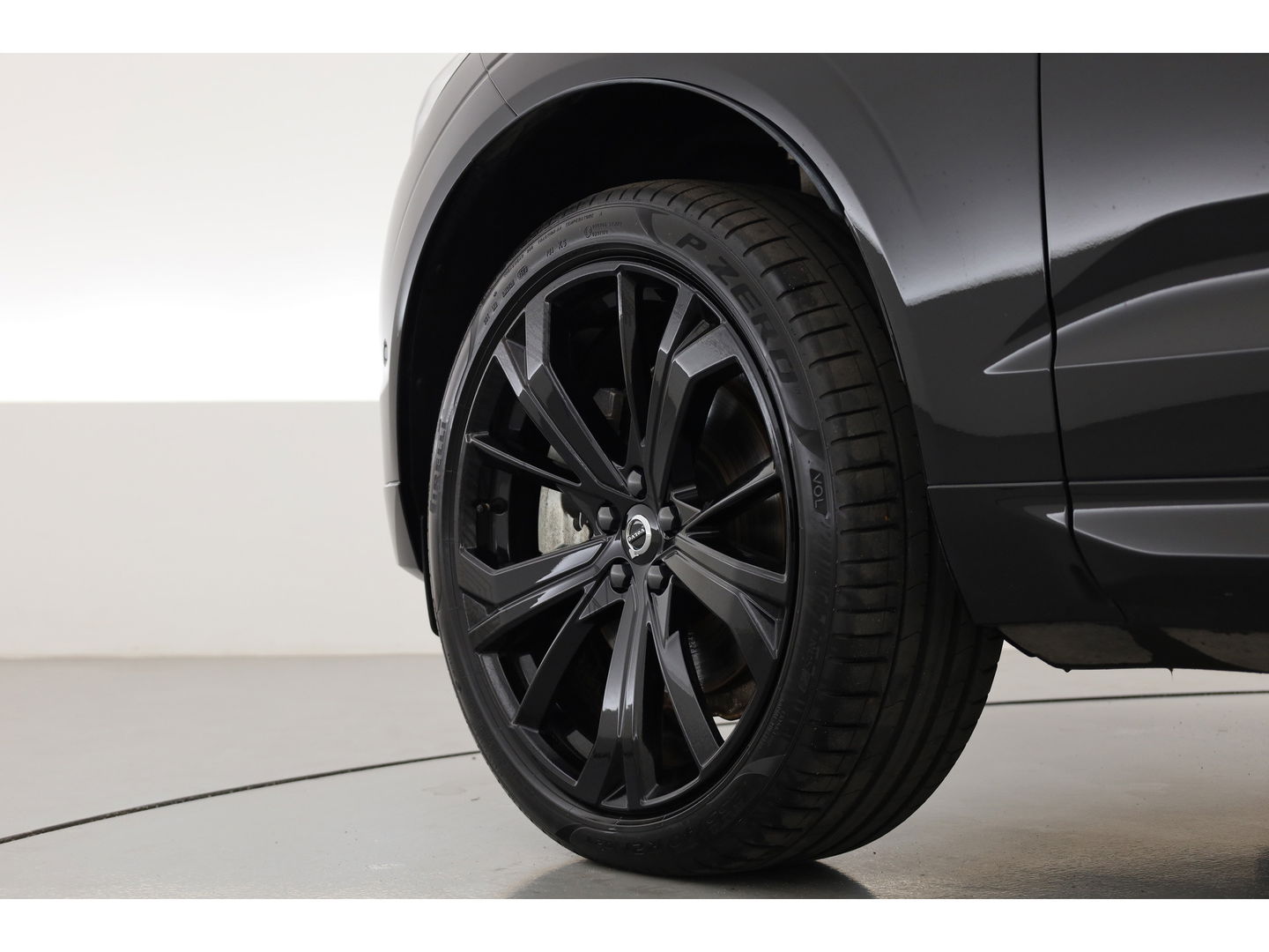 Volvo XC60 2.0 T8 Plug-in hybrid AWD Ultimate Black Edition | Luchtvering | Elek. Trekhaak | HUD | B&W |