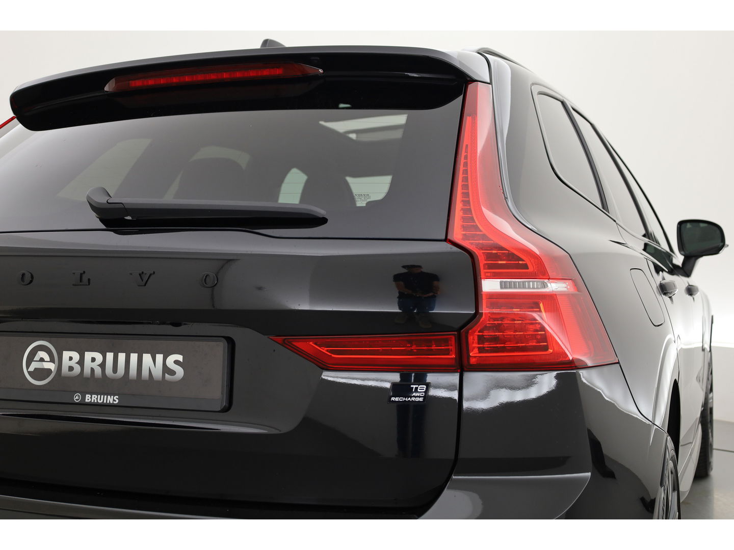 Volvo XC60 2.0 T8 Plug-in hybrid AWD Ultimate Black Edition | Luchtvering | Elek. Trekhaak | HUD | B&W |