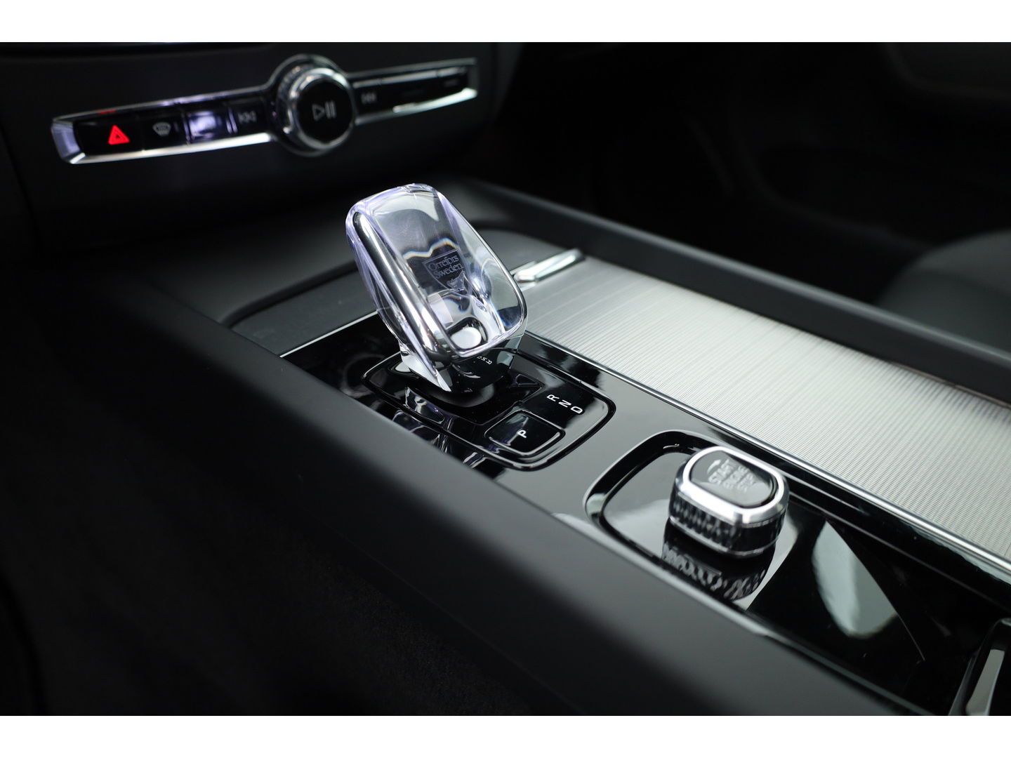 Volvo XC60 2.0 T8 Plug-in hybrid AWD Ultimate Black Edition | Luchtvering | Elek. Trekhaak | HUD | B&W |
