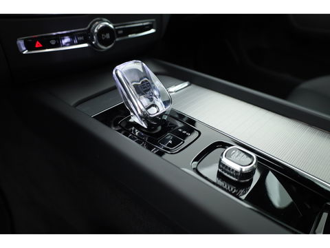 Volvo XC60 2.0 T8 Plug-in hybrid AWD Ultimate Black Edition | Luchtvering | Elek. Trekhaak | HUD | B&W |
