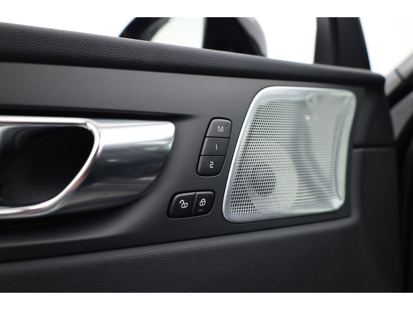 Volvo XC60 2.0 T8 Plug-in hybrid AWD Ultimate Black Edition | Luchtvering | Elek. Trekhaak | HUD | B&W |