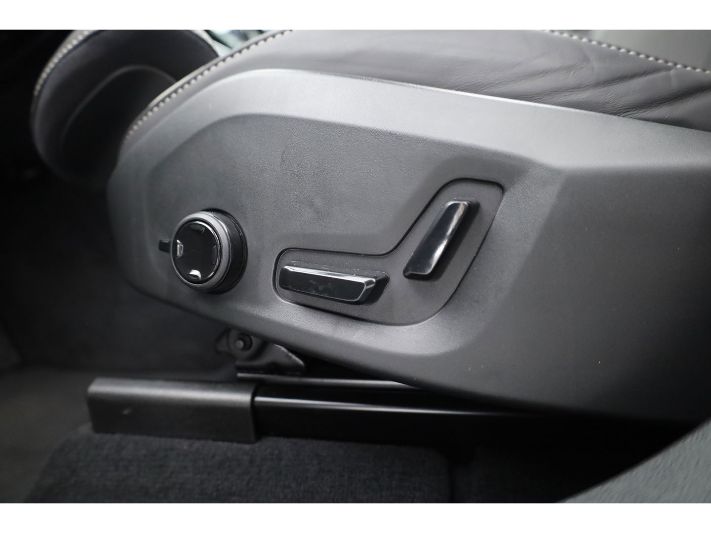 Volvo XC60 2.0 T8 Plug-in hybrid AWD Ultimate Black Edition | Luchtvering | Elek. Trekhaak | HUD | B&W |
