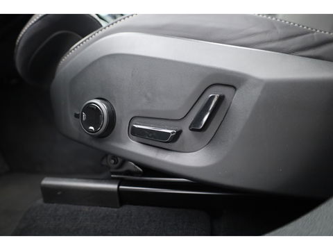 Volvo XC60 2.0 T8 Plug-in hybrid AWD Ultimate Black Edition | Luchtvering | Elek. Trekhaak | HUD | B&W |
