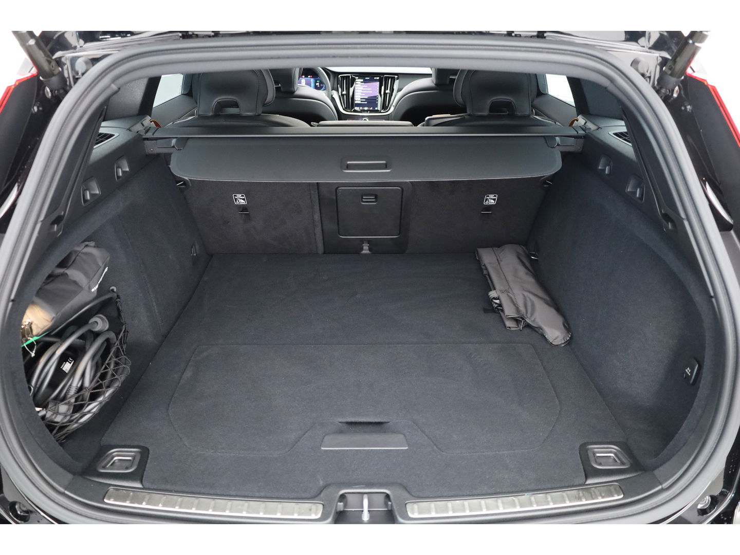 Volvo V60 2.0 T8 Plug-in hybrid AWD Polestar Engineered | B&W | HUD | ACC | 360 Cam | Trekhaak | Stuur- & 4x stoelverw. |
