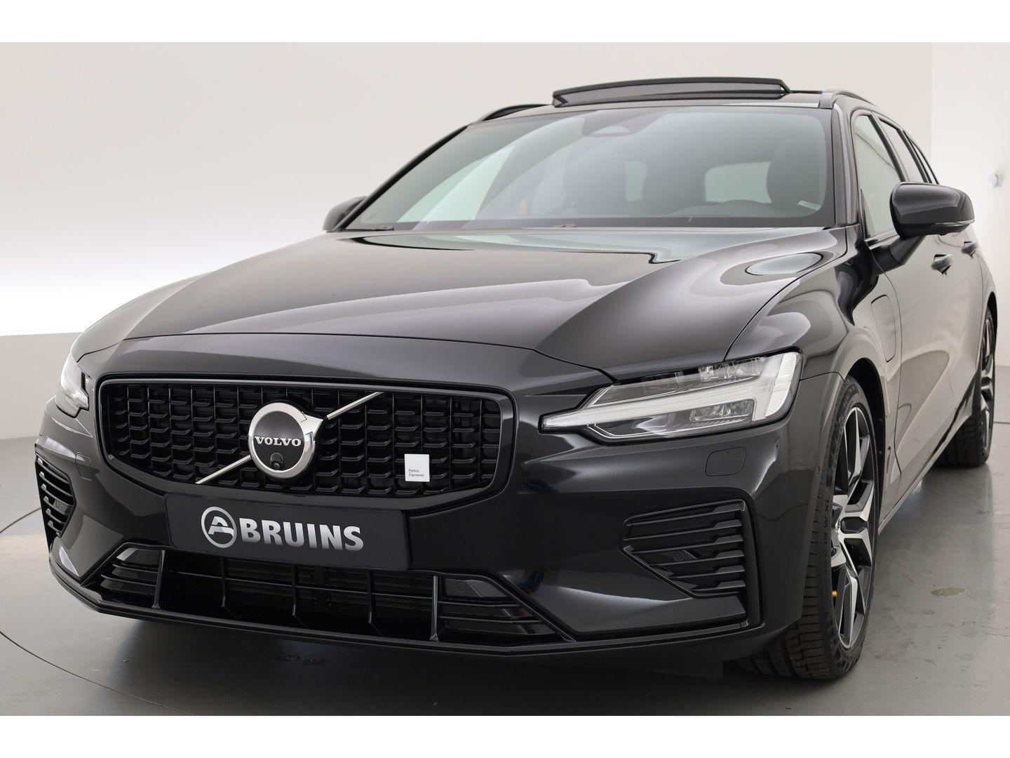 Volvo V60 2.0 T8 Plug-in hybrid AWD Polestar Engineered | B&W | HUD | ACC | 360 Cam | Trekhaak | Stuur- & 4x stoelverw. |